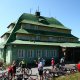 <p>cyklisté u Masarykovy chaty</p>